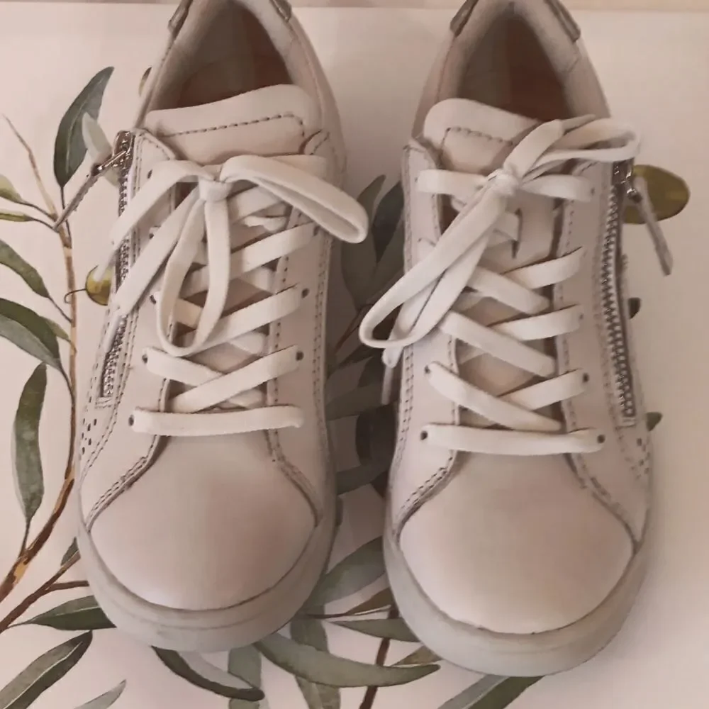 EARTH ORIGINS Etta Leather Sneakers
